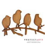 Cuatro pájaros en rama